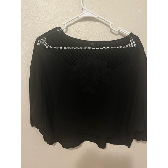 Quinn short black top with embroidered design on front  Size Large - Picture 1 of 4
